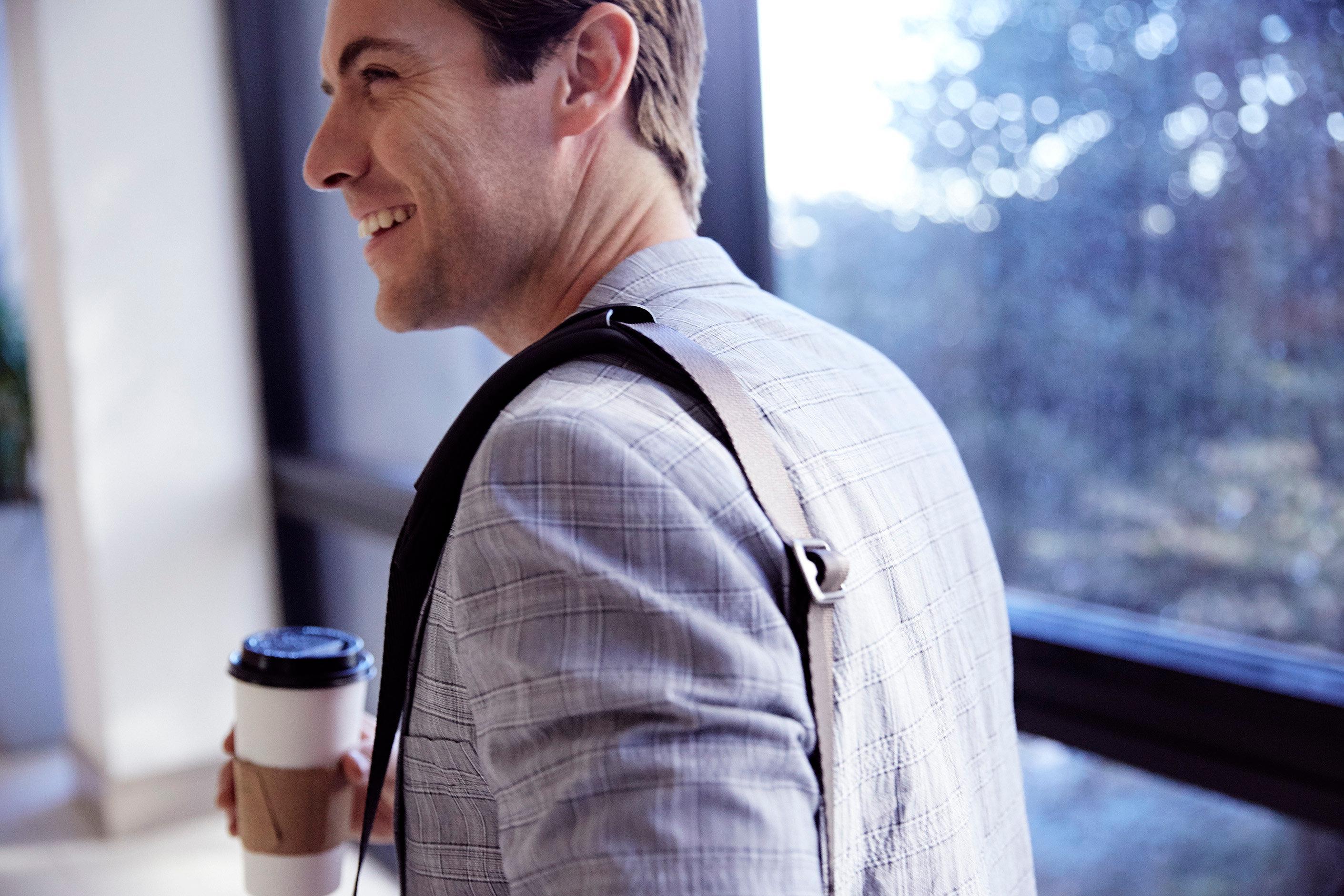 فندق كراون بلازا شيناي أديار بارك المظهر الخارجي الصورة A man wearing a sling bag