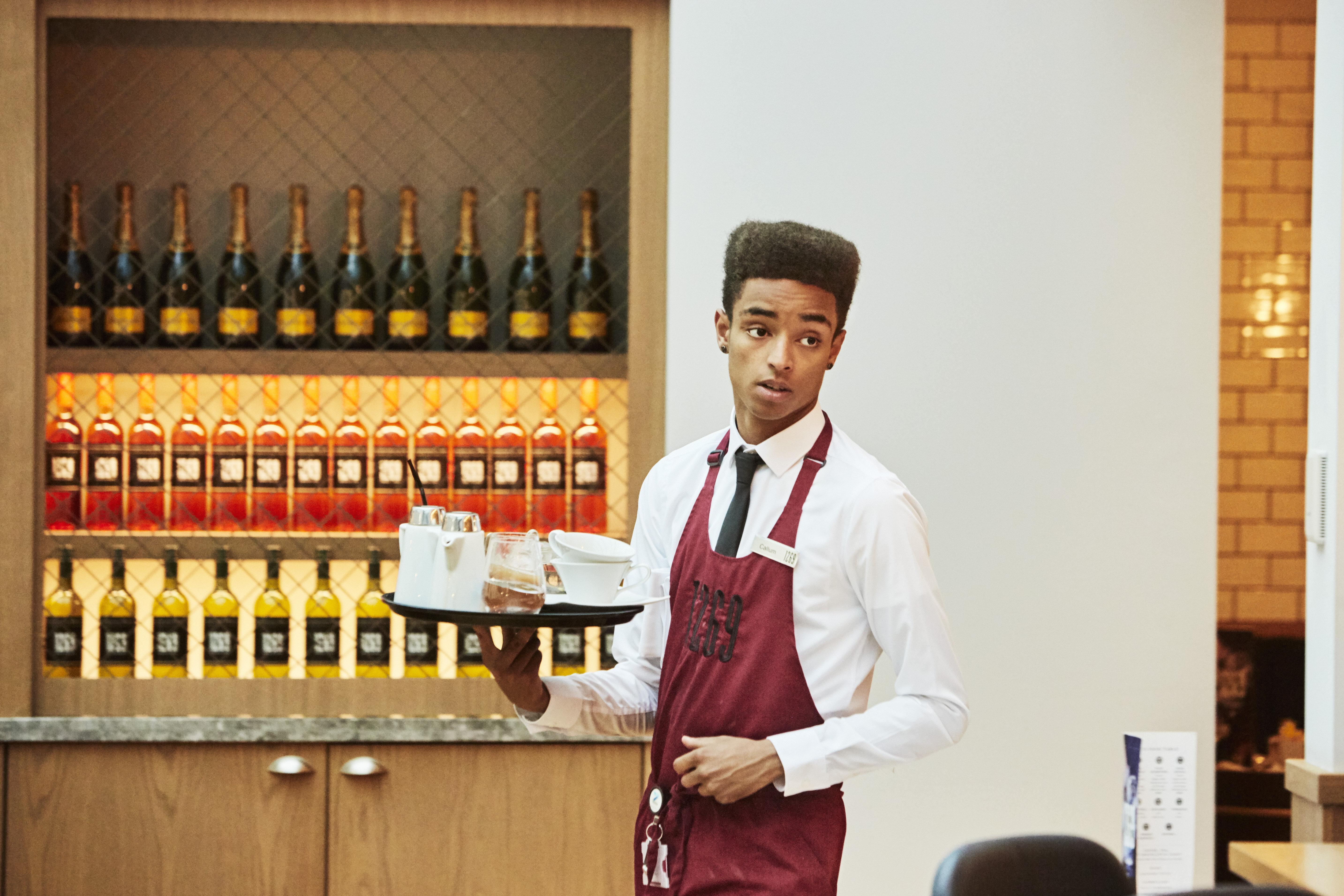 فندق كراون بلازا شيناي أديار بارك المظهر الخارجي الصورة A waiter in a restaurant