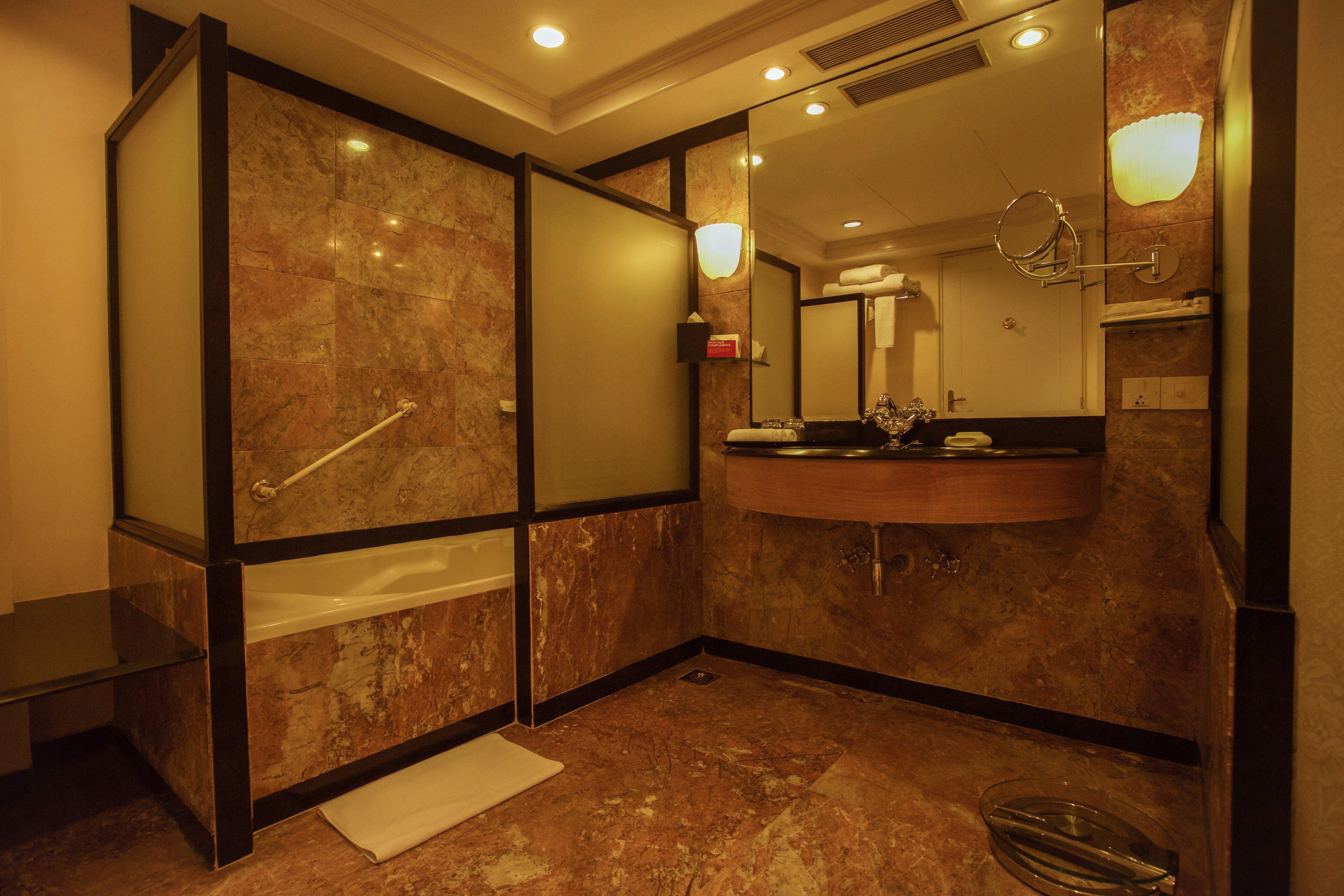 فندق كراون بلازا شيناي أديار بارك المظهر الخارجي الصورة A bathroom in a hotel