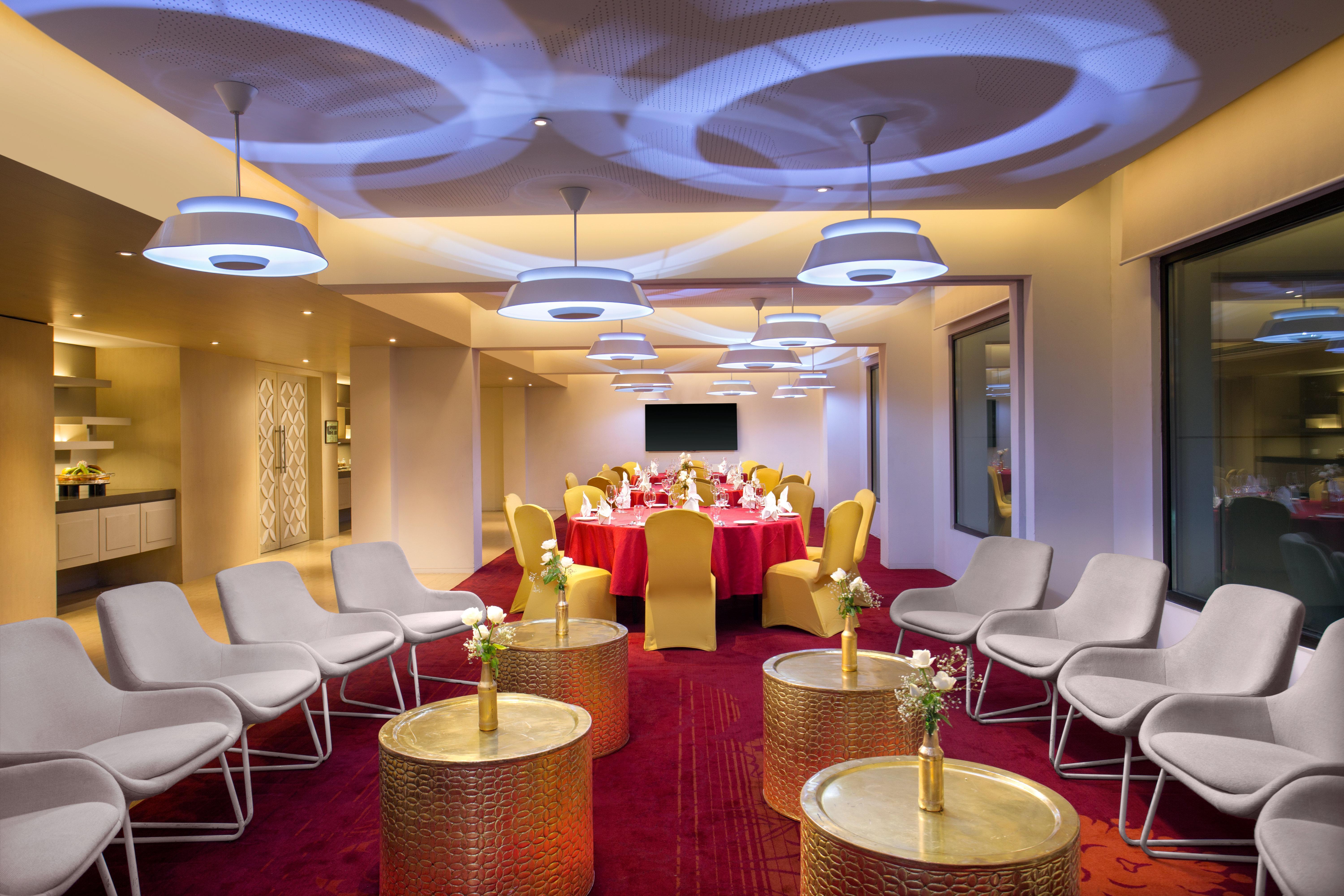 فندق كراون بلازا شيناي أديار بارك المظهر الخارجي الصورة The Club Lounge at the airport